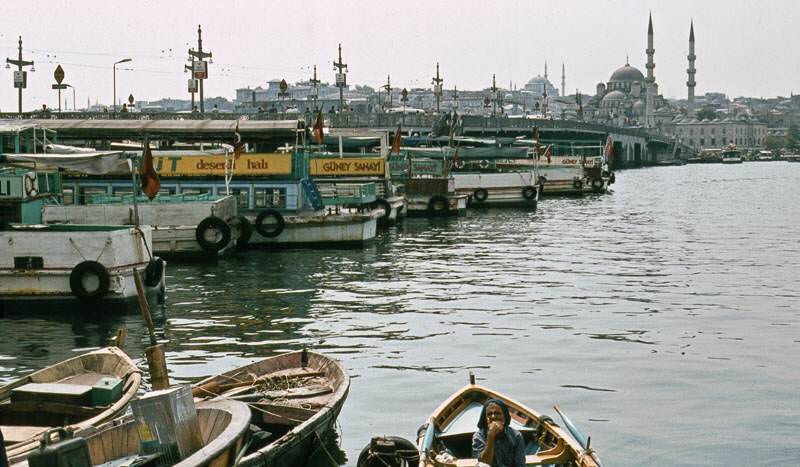 Perşembe Pazarı Tarafından Galata Köprüsü, Yeni Cami ve Tekneler / 1981 Manfred Lentz izniyle yayınlanmıştır: http://reiselust.me/