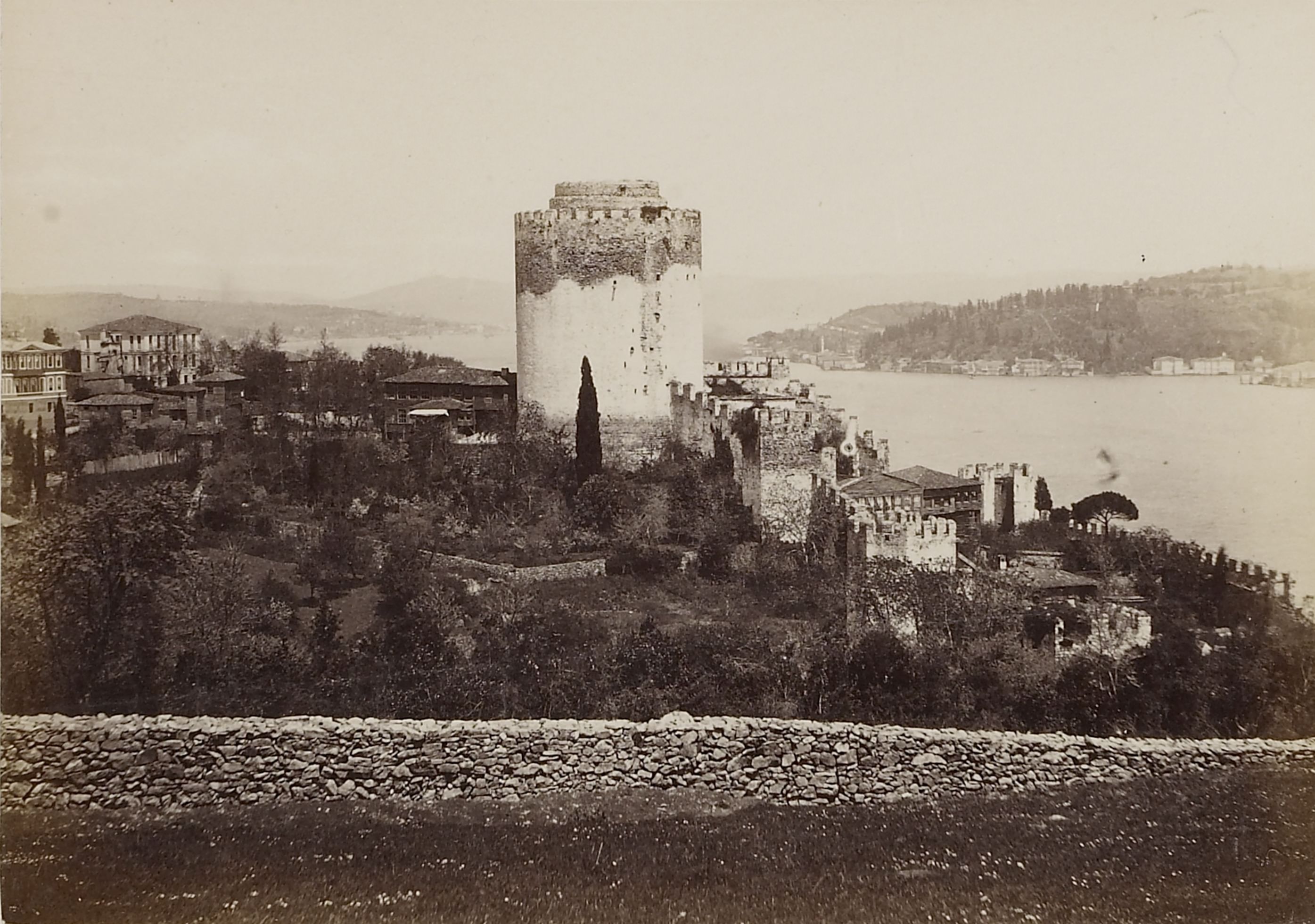 Rumeli Hisarı ve Arkasındaki Mahalle