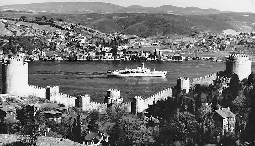 Rumeli Hisarı ve karşı yakada Anadolu Hisarı