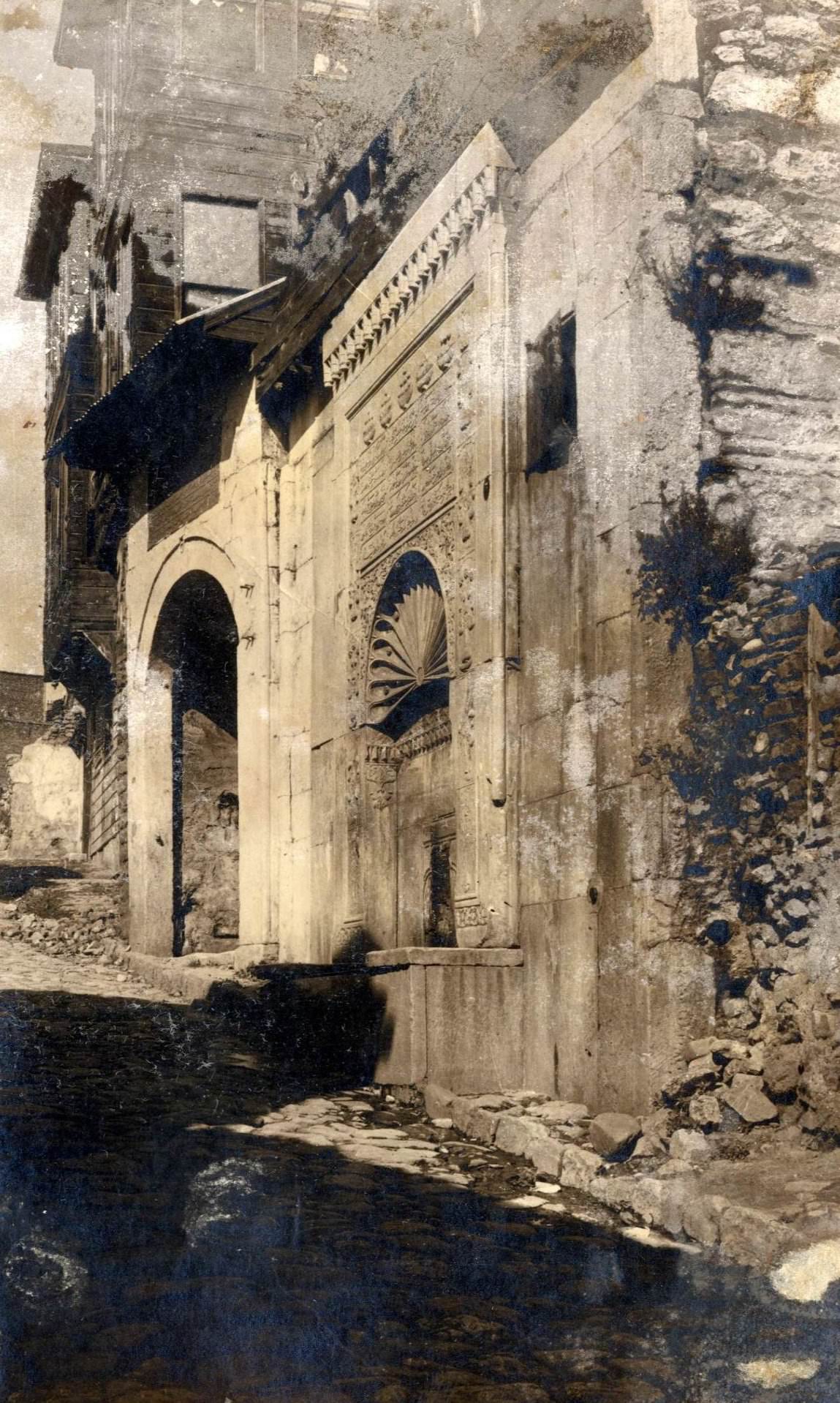 Saliha Sultan Çeşmesi,Tophane