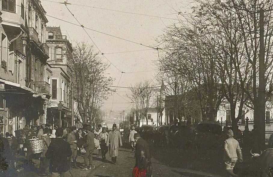 Sirkeci, 1918 Görünen cami 1938'de yıktırılan Emirler Camii