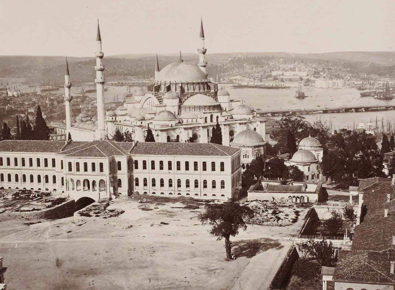 Süleymaniye Camii Pascal Sébah, 1870′ler Haliç üzerinde 2. Unkapanı Köprüsü 1872′de yerine konur. Süleymaniye Kışlası ise yenilenmiş ve altında tünel bulunuyor. İnşaatın son dönemleri olmalı.