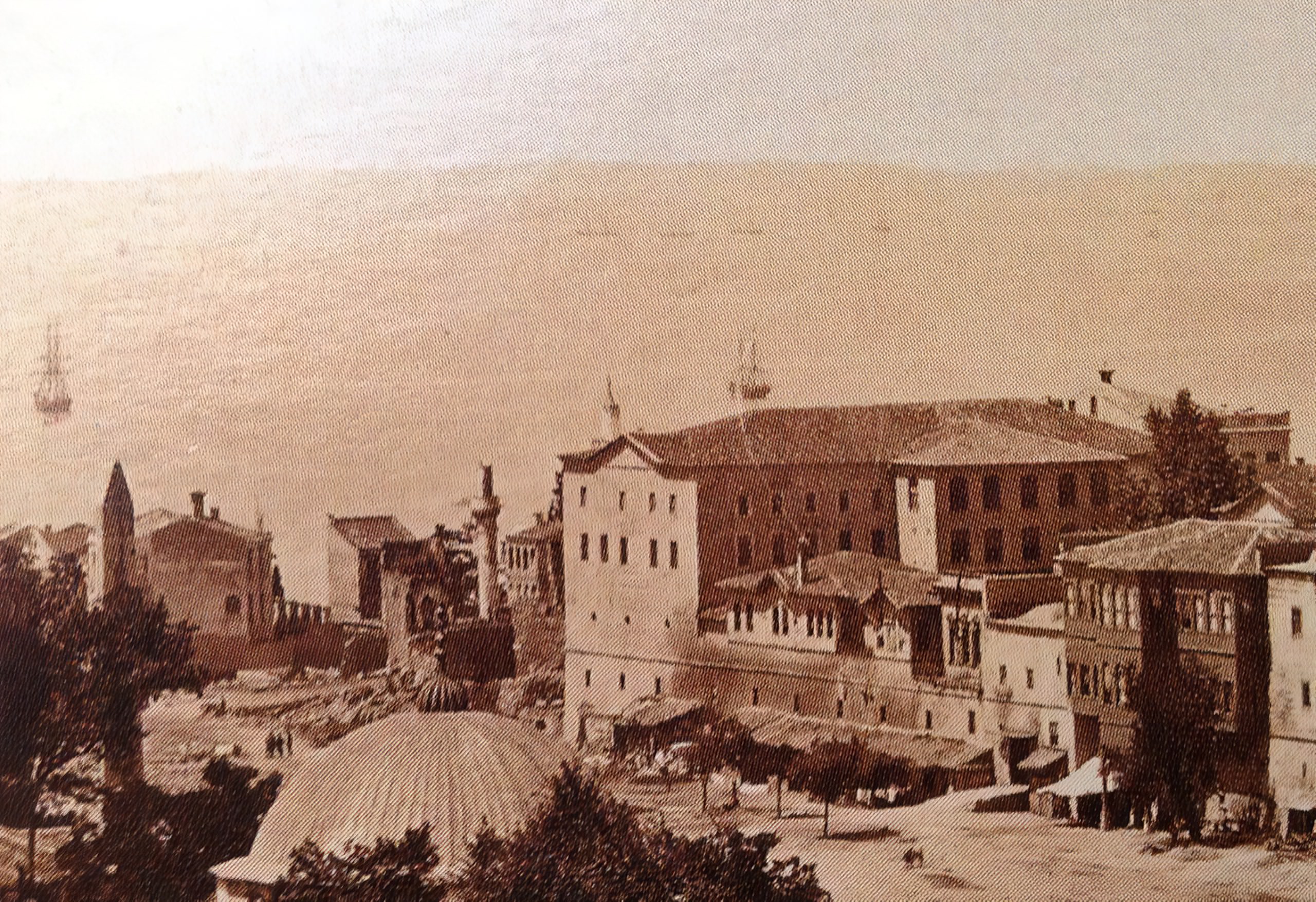 Sultanahmet İbrahim Paşa Sarayı ve hemen ardında Üçler Mescidi. Ayrıca sarayın içinde bir dönem yer alan Düğümlü Baba Tekkesi.