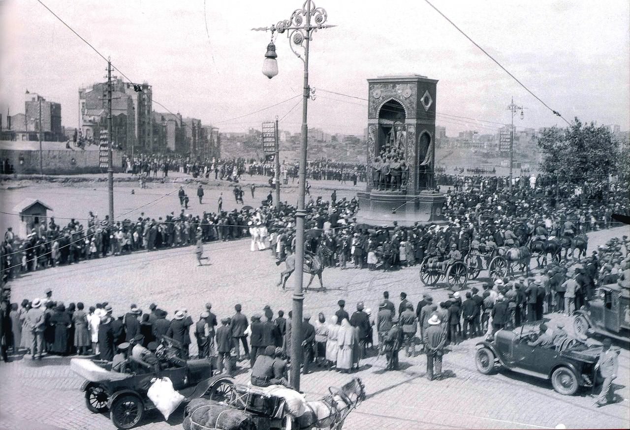Taksim Cumhuriyet Anıtı / 1928