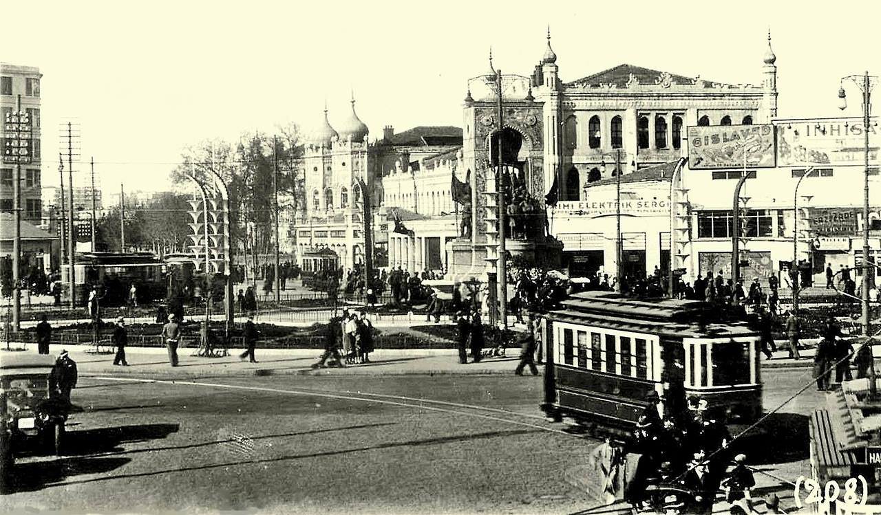 Taksim Meydanı ve Topçu Kışlası / 1934