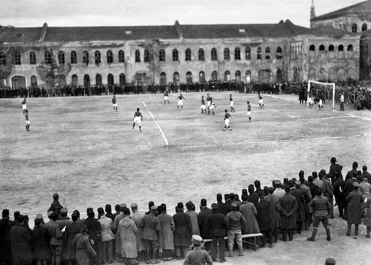 Taksim Stadı’nda (Topçu KIşlası), Fenerbahçe’nin İngiliz işgal birliklerinden oluşan karma takımı 2-1 yenerek General Harrington Kupasını kazandığı maç, 29 Haziran 1923