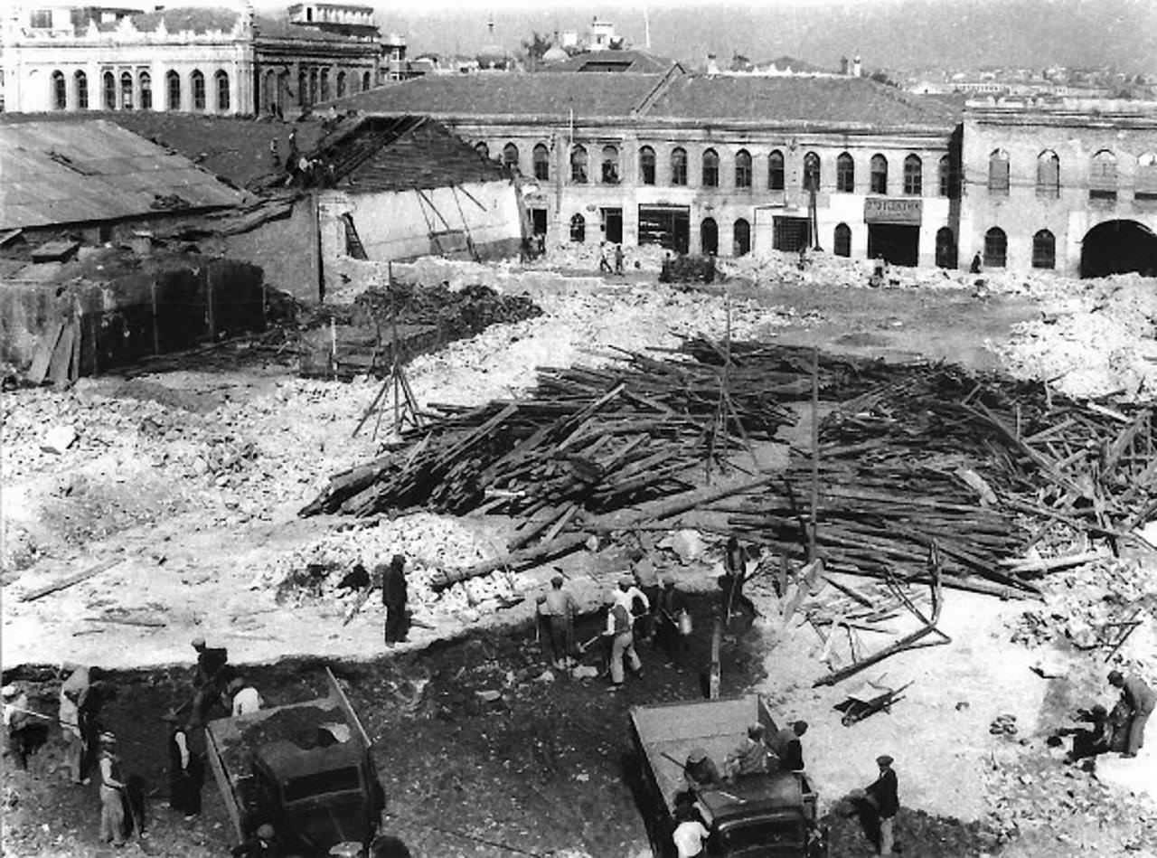 Taksim Topçu Kışlası yıkılırken