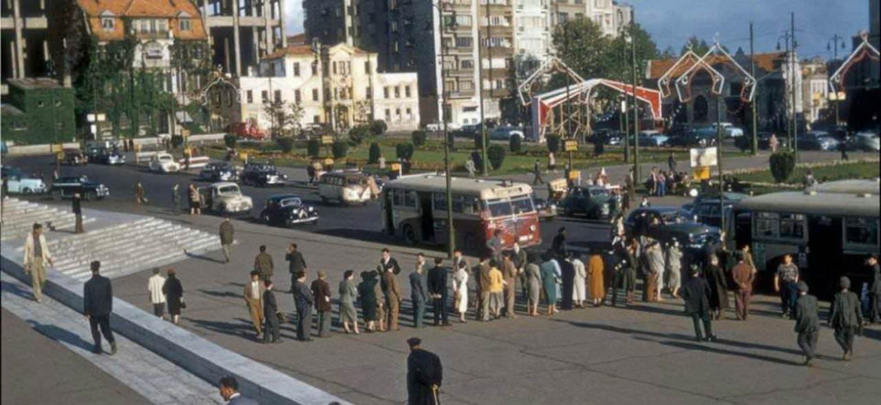 Taksim'de Otobüs Kuyruğunda Bekleyenler / 1960'lı yıllar