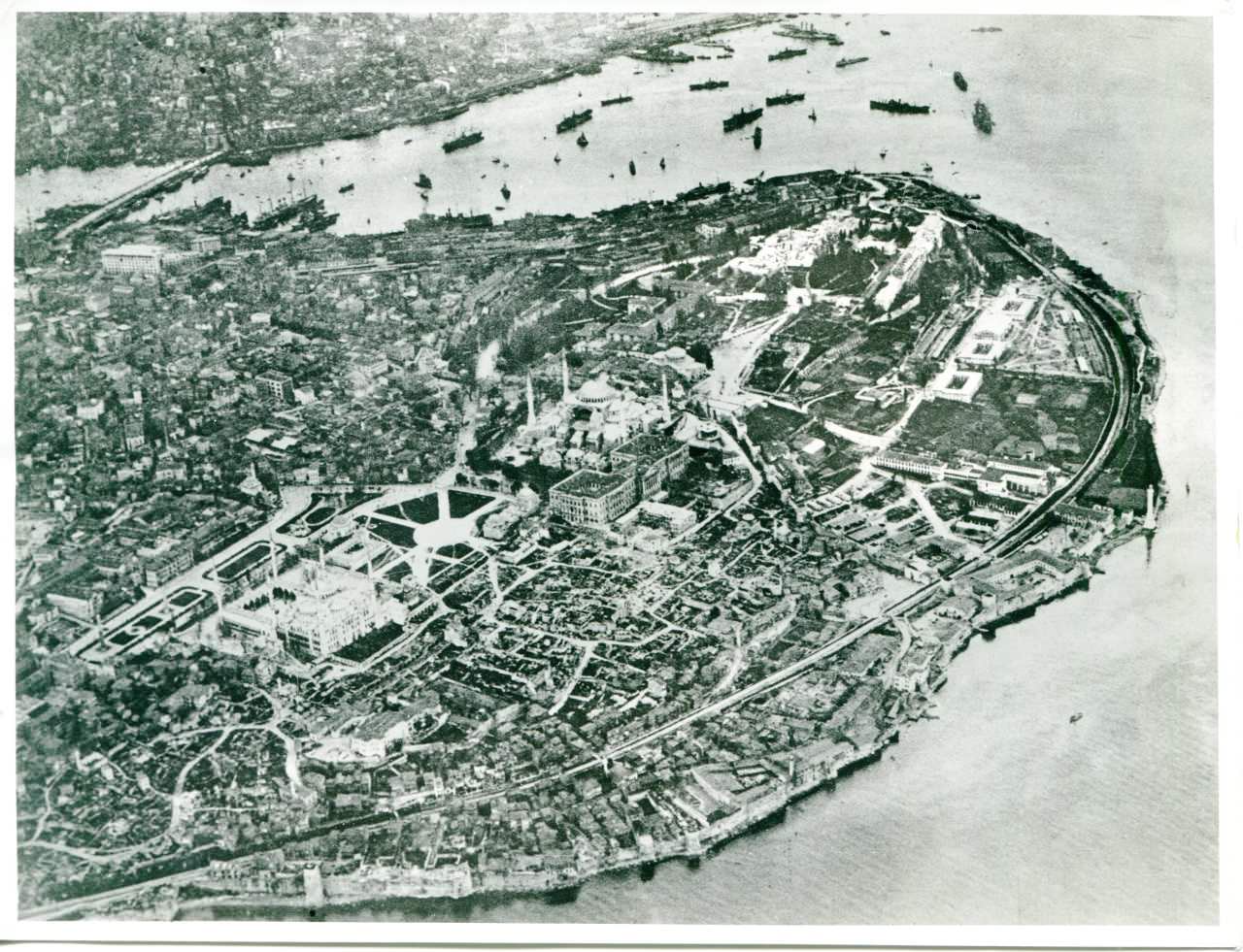 Tarihi Yarımada’nın Havadan Görünümü AEROFILMS LTD, BUSH HOUSE, LONDON. W.C.2. REF. No F110 SUBJECT Istanbul 2 1/1 G