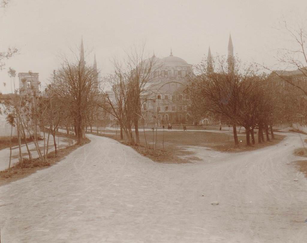 Topkapı Sarayı'ndan Aya İrini