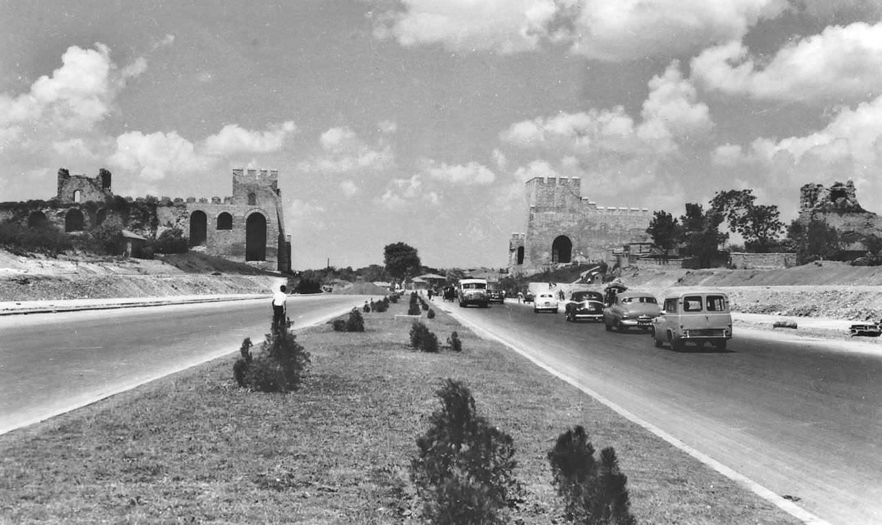 Topkapı'dan şehre giriş