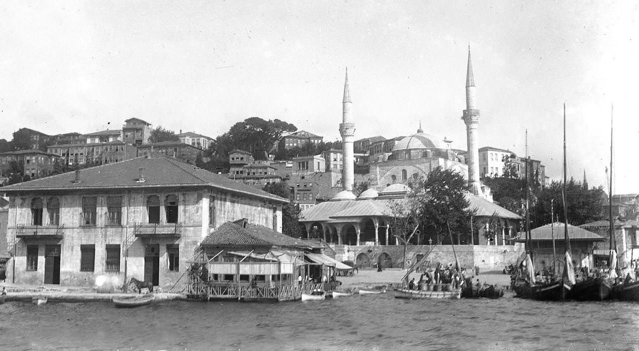 Üsküdar Kıyıdaki evin önündeki ata dikkat.