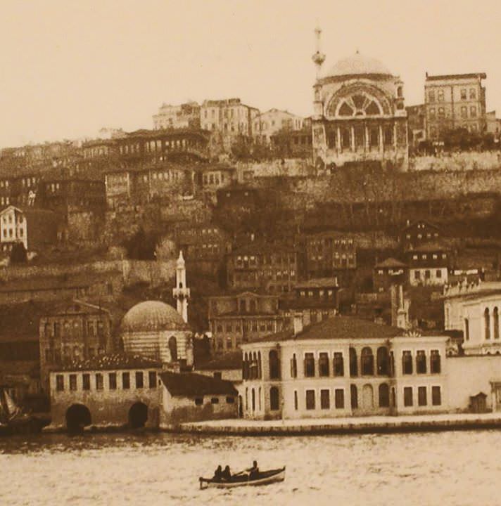 Üstte Cihangir Camii ve altta Süheyl Bey Camii, Fındıklı