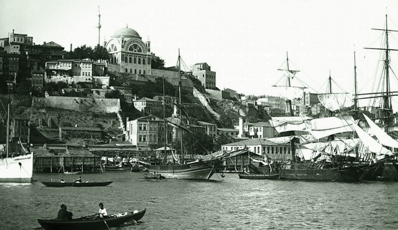 Üstte Cihangir Camii ve altta Süheyl Bey Camii / Fındıklı