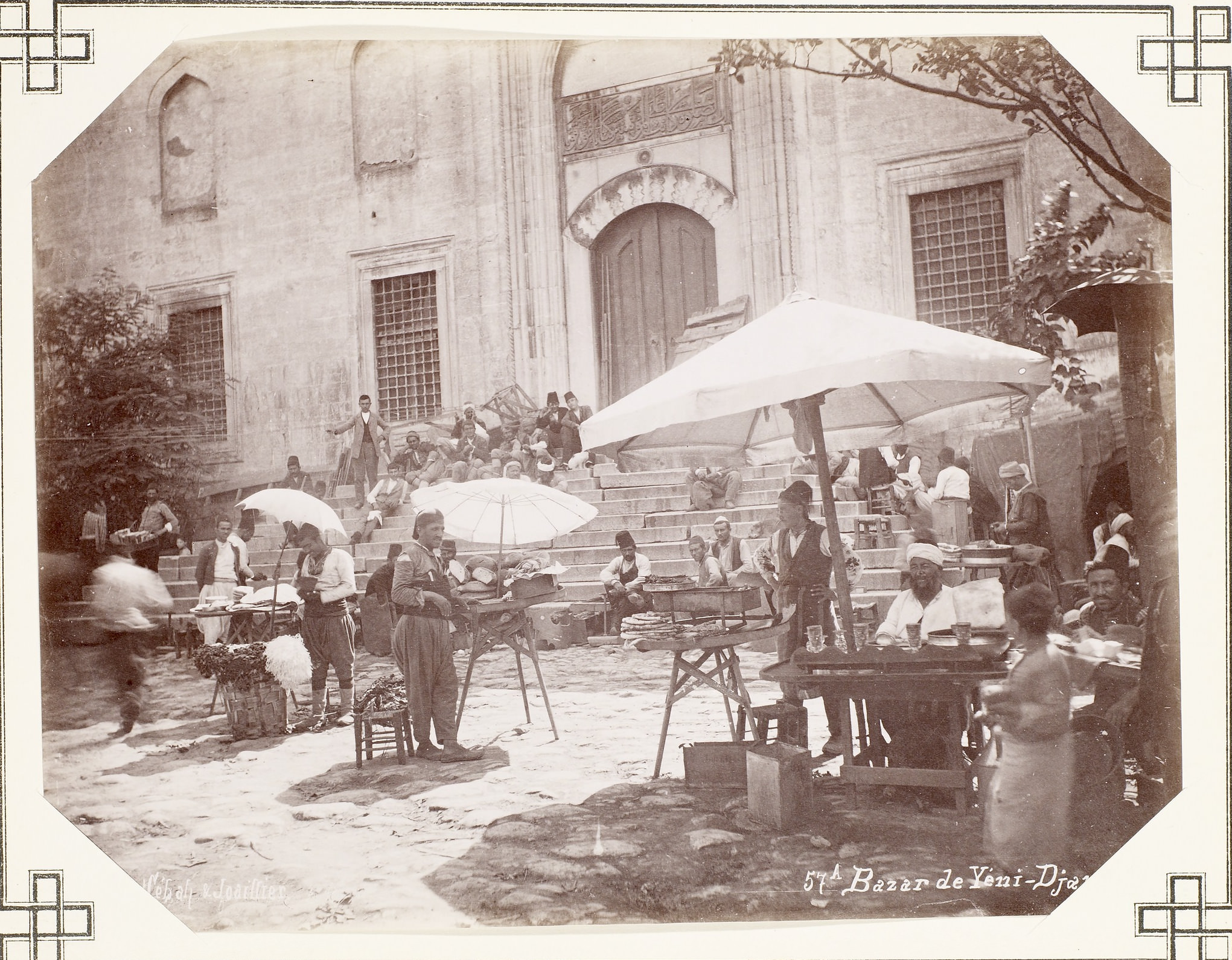 Yeni Cami Önünde Pazar / Sébah & Joaillier Fotoğrafı