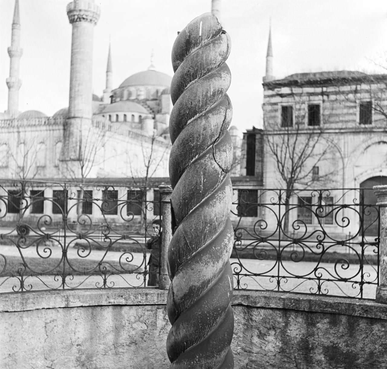 Yılanlı Sütun