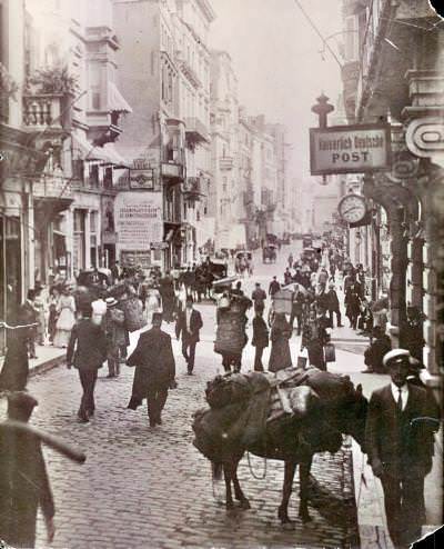 1910 civarlarında İstiklal Caddesi Saat: 14:40