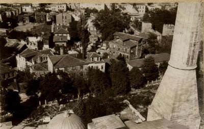 Ayasofya'nın üstünden  Caferağa Medresesi ve çevresi ile Alemdar Caddesi. Encumen Arsivi, 1945