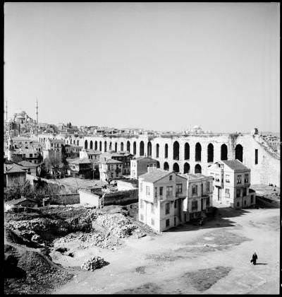 Bozdoğan Kemeri ve Saraçhane Nicholas V. Artamonoff Arşivi Mart 1936 Soldaki minare Firuz Ağa Mescidi’ne ait.