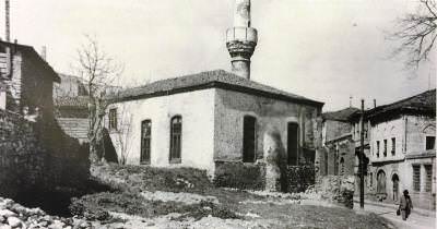 Çakır Ağa Mescidi, Aksaray Sağdaki yapı günümüzde de mevcut olan Namık Kemal Caddesi üzerindeki Ebubekir Ağa Sıbyan Mektebi.