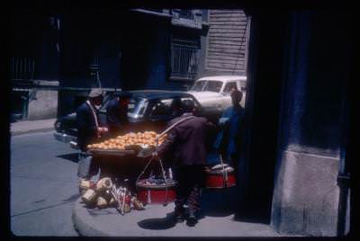 Cihangir’de Sokak Satıcıları / 17 Mayıs 1965 Charles W. Cushman Koleksiyonu