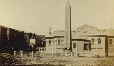 Dikilitaş ve  Sergi-i Umumi-i Osmani  binası