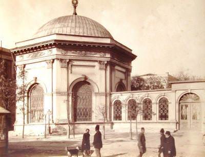 Divanyolu Sultan Mahmut Türbesi