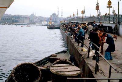 Galata Köprüsü / 1974 Akira Gotou Fotoğrafı.  http://www.akibargotou.com/istanbul1.html