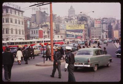 Galata Köprüsü Girişinde Sabah Trafiği / 7 Nisan 1965 Charles W. Cushman Photograph Collection