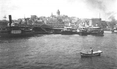 Galata Köprüsü Rıhtımında Şirket-i Hayriye Vapurları