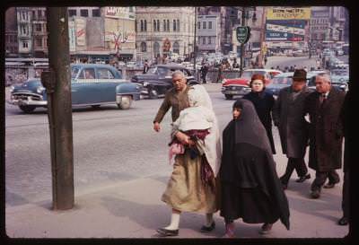 Galata Köprüsü Üstünden İnsanlar / 7 Nisan 1965 Charles W. Cushman Photograph Collection