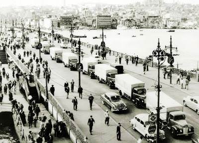 Galata Köprüsü üzerinde Migros kamyonları / 1955