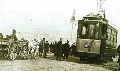 Galata Köprüsü üzerinde tramvay / 1910′lar