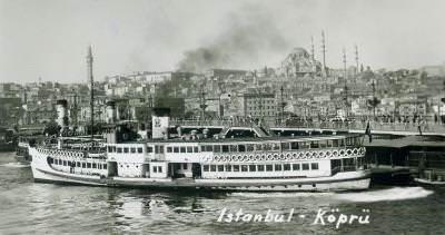 Galata Köprüsü ve Önünde Vapur
