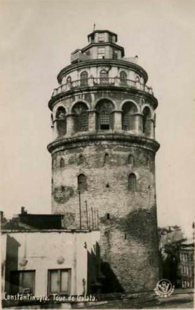 Galata Kulesi Bu fotoğrafın daha büyük boyutlusunu aradığım için eklemeyi hep bekletiyordum. Sosyal medyada bu fotoğrafa iliştirilmiş Zeplin İstasyonu ile paylaşılıyor. O durumlar için link olsun.