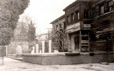 Galata Mevlevihanesi'nin giriş cephesi ve önündeki haziresi / 1942