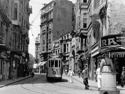 Galatasaray, 1945 Meşrutiyet Caddesi girişi
