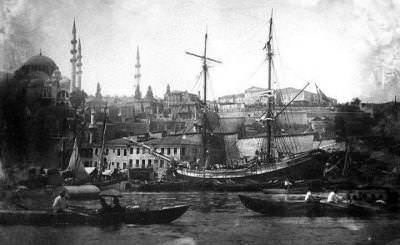 Haliç’ten Küçükpazar Yangın duvarlarını gösteren mühim bir fotoğraf.