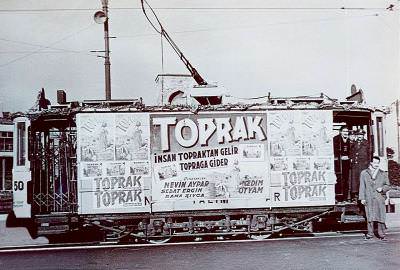 İnsan topraktan gelir toprağa gider / 1952 Tramvay üstünde film afişleri.