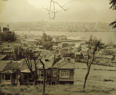 Tepebaşı bölgesinden Haliç ve Kasımpaşa manzarası / 1965
