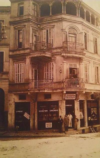M. Samuelides'in Tatavla'daki &ldquo;Şikago Bakkaliye Mağazası&rdquo; Dükkan ismi Rumca,Osmanlıca,Fransızca ve Ermenice yazılı tabela ve camekanı / 1910