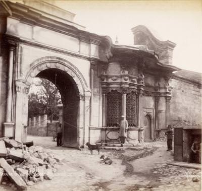 Nuruosmaniye Camii Girişi ve Sebili / Sébah & Joaillier Fotoğrafı