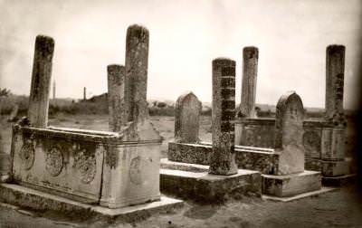 Okmeydanı’nda mezar taşları. İlk mezarın arkasında silüet olarak bir nişan taşı görülmektedir.