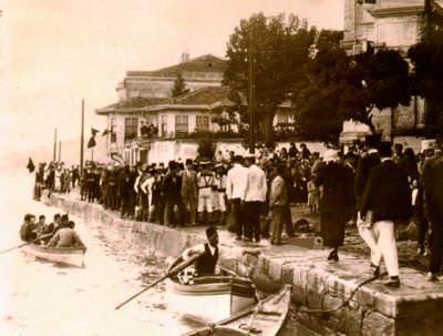 Padişahı görmek için toplanan halk, Emirgan.
