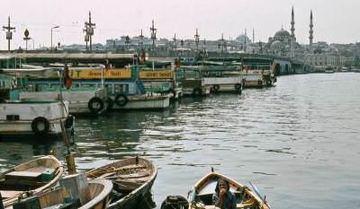 Perşembe Pazarı Tarafından Galata Köprüsü, Yeni Cami ve Tekneler / 1981 Manfred Lentz izniyle yayınlanmıştır: http://reiselust.me/