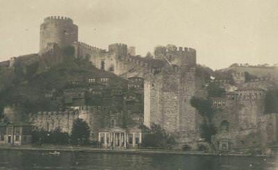 Rumeli Hisarı ve önde görünen Karakolhane / 1910′lu yıllar