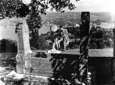 Rumelihisarı Şehitlik Dergahı / 1956 tarihli “Beş Hasta Var” filminden bir sahne. 