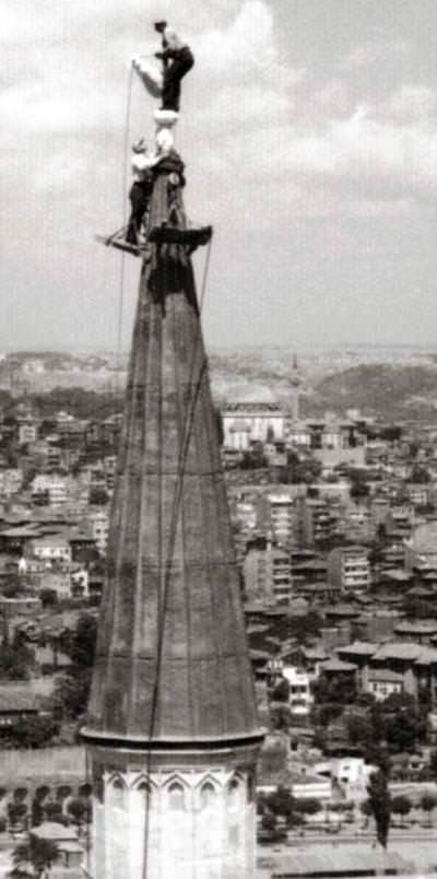 Süleymaniye Camii'nin minaresinin alemi değiştiriliyor.