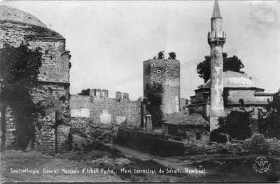 Sultanahmet İshak Paşa Camii ve solda Hamamı
