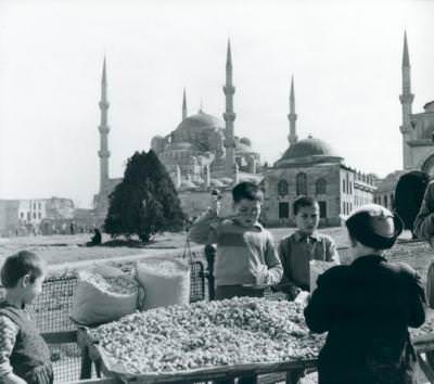 Sultanahmet’te Küçük Fıstık Satıcıları / 1954 Milan Pavic fotoğrafı Istambul - mali prodavači kikirikija